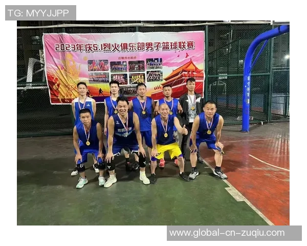 大连足球队队员的奋斗历程与团队精神展现的精彩瞬间